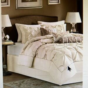 NWT MADISON PARK LAUREL 7PC QUEEN COMFORTER